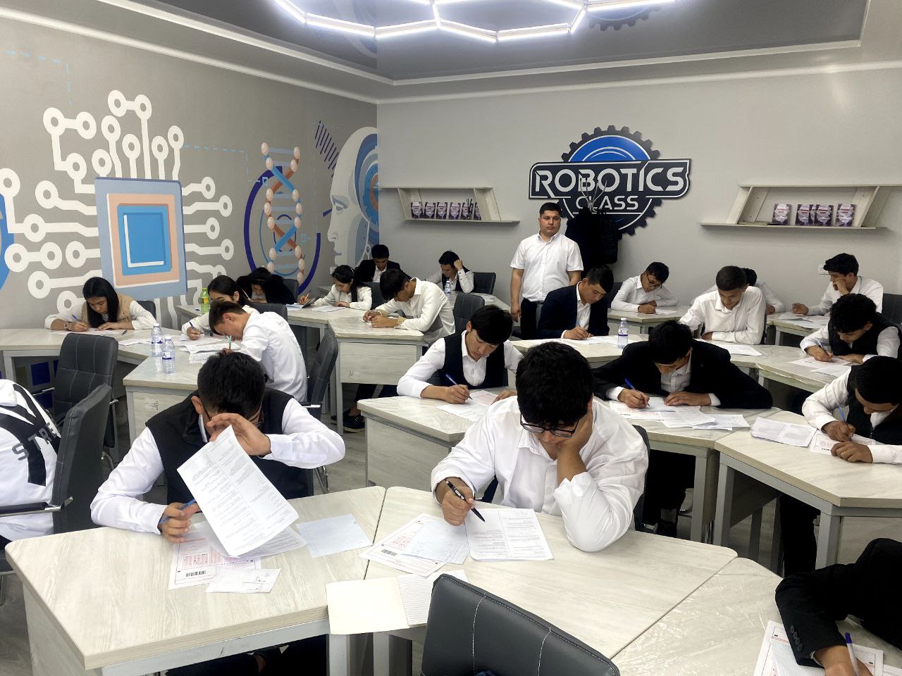 Muhammad al-Xorazmiy nomidagi Toshkent axborot texnologiyalari universiteti Samarqand filiali akademik litseyida 2025 yil 15-aprelda 1-bosqich o'quvchilari uchun chuqurlashtirilgan fanlardan o'tkazil…