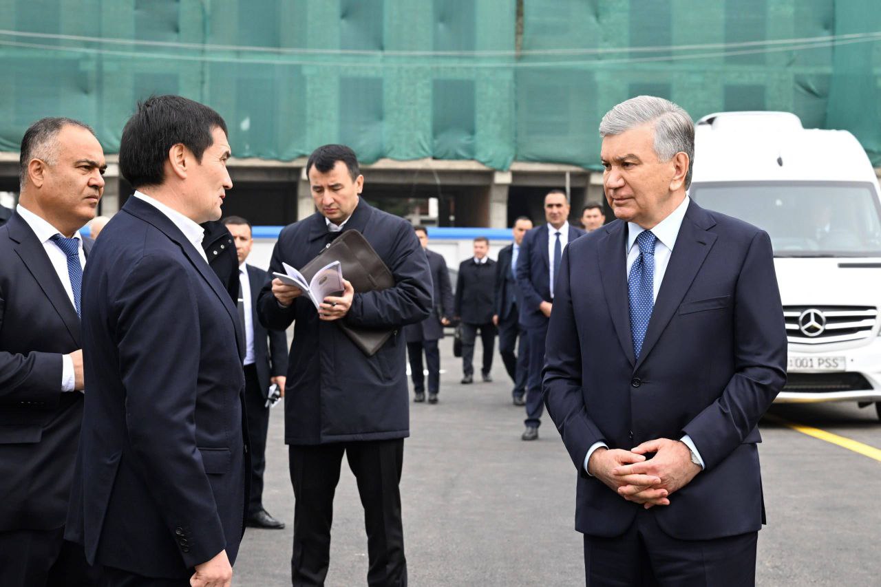 Prezident Shavkat Mirziyoyev Samarqand shahri jamoat transporti uchun olib kelingan zamonaviy elektrobuslar va quvvatlash stansiyasi bilan tanishdi.  (https://president.uz/oz/lists/view/9021)
