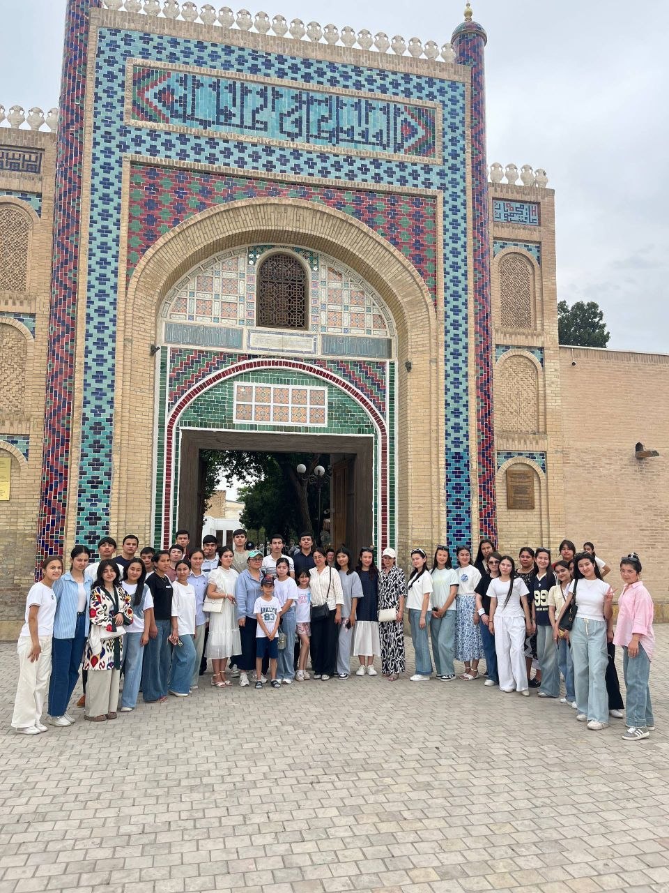 Muhammad al- Xorazmiy nomidagi TATU Samarqand filiali akademik litsey test natijalari yuqori bo'lgan, namunali bilimi va xulqi, tadbirlarda faol qatnashgan o'quchilarni qadimiy va navqiron Buxoro sha…