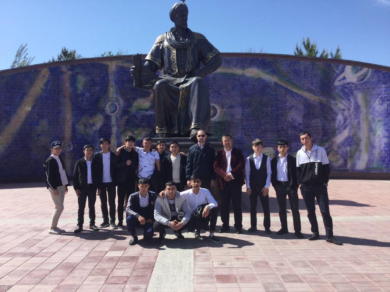 TATU Samarqand filiali akademik litseyi 204-guruh o'quvchilari bilan fizika fani o'qituvchilari Uralov Sh va Hamrayev Yo'ldosh tomonidan "Mirzo Ulug'bek va uning akademayasi" mavzusida M.Ulug'bek ras…