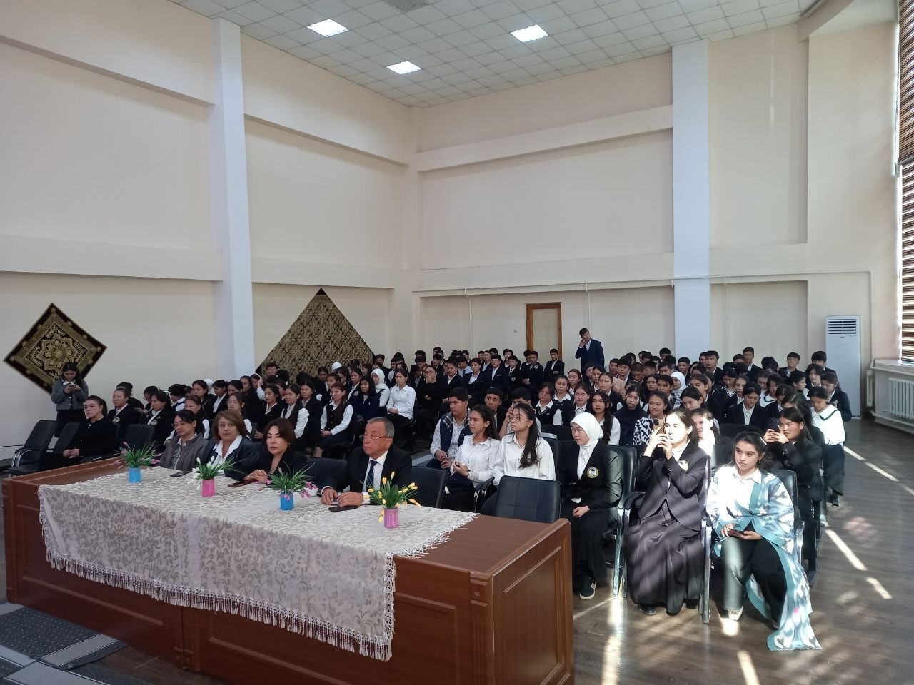Sharof Rashidov nomidagi Samarqand davlat universiteti 2-son akademik litseyida “21 oktyabr — Oʼzbek tili bayrami kuni”ga bagʼishlangan tadbir oʼtkazildi. Bayram tadbiridagi oʼquvchilar tomonidan tay…