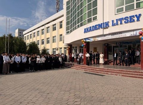 Sharof Rashidov nomidagi Samarqand davlat universiteti 2-son akademik litseyida «Yagona Vatan, yagona xalq bo‘lib, yangi hayot va kelajak yaratamiz!» shiori ostida Oʼzbekiston Respublikasi Mustaqilli…
