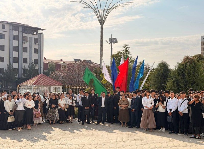 Sharof Rashidov nomidagi Samarqand davlat universiteti 2-son akademik litseyida «Yagona Vatan, yagona xalq bo‘lib, yangi hayot va kelajak yaratamiz!» shiori ostida Oʼzbekiston Respublikasi Mustaqilli…
